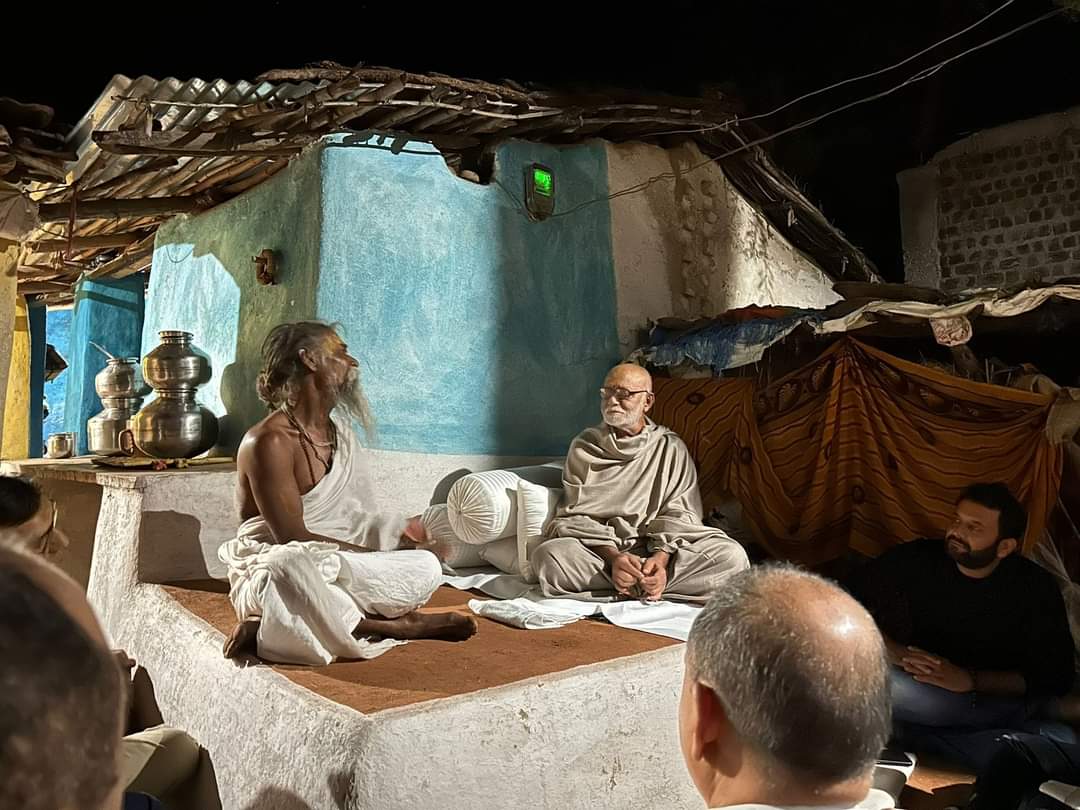 મધ્યપ્રદેશમાં ચાલતી પૂજ્ય મોરારીબાપુ ની કથા બાદ સાંજની ભિક્ષા ભોજન એક સ્વચ્છ ગરીબ પરિવારમાં અને બાપુનો રાત વાસો પણ એ જ ઝુંપડીમાં કર્યો