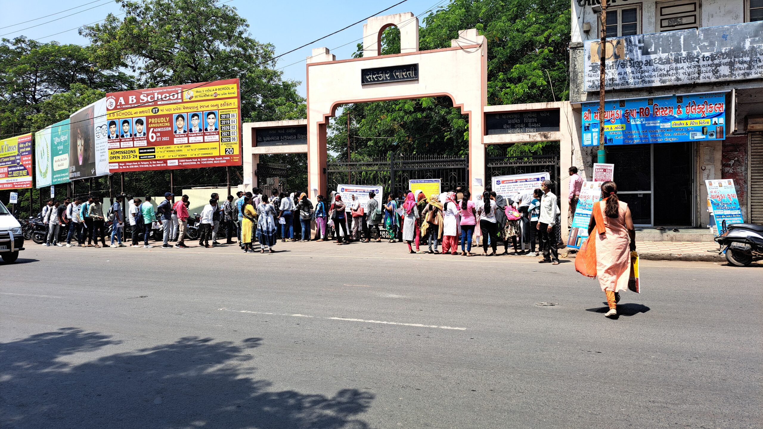 નવસારી જિલ્લામાં જુનિયર ક્લાર્ક સ્પર્ધાત્મક પરીક્ષા આપવા વિધાર્થીઓ ઉત્સાહભેર પહોંચ્યા: ચૂસ્ત બંદોબસ્ત અને સઘનચેકિંગ વચ્ચે પરિક્ષા આપશે