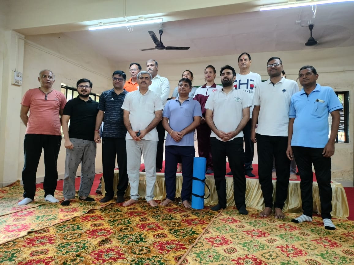 નવસારી ડિસ્ટ્રીકટ કોર્ટ ખાતે આંતરરાષ્ટ્રીય યોગ દિવસની કરાયેલી ઉજવણી 