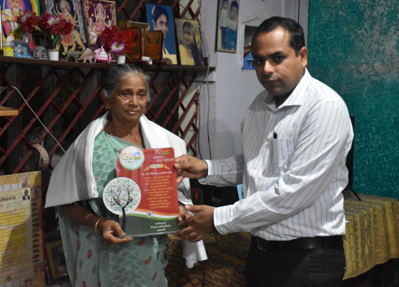 આઝાદીના અમૃત મહોત્સવની ઉજવણી હેઠળ નવસારી જિલ્લાના છ સ્વાતંત્ર્ય સેનાનીઓના પરિવારજનોને જિલ્લા વહીવટી તંત્રના અધિકારીઓ દ્વારા સન્માનિત કરવામાં આવ્યા.