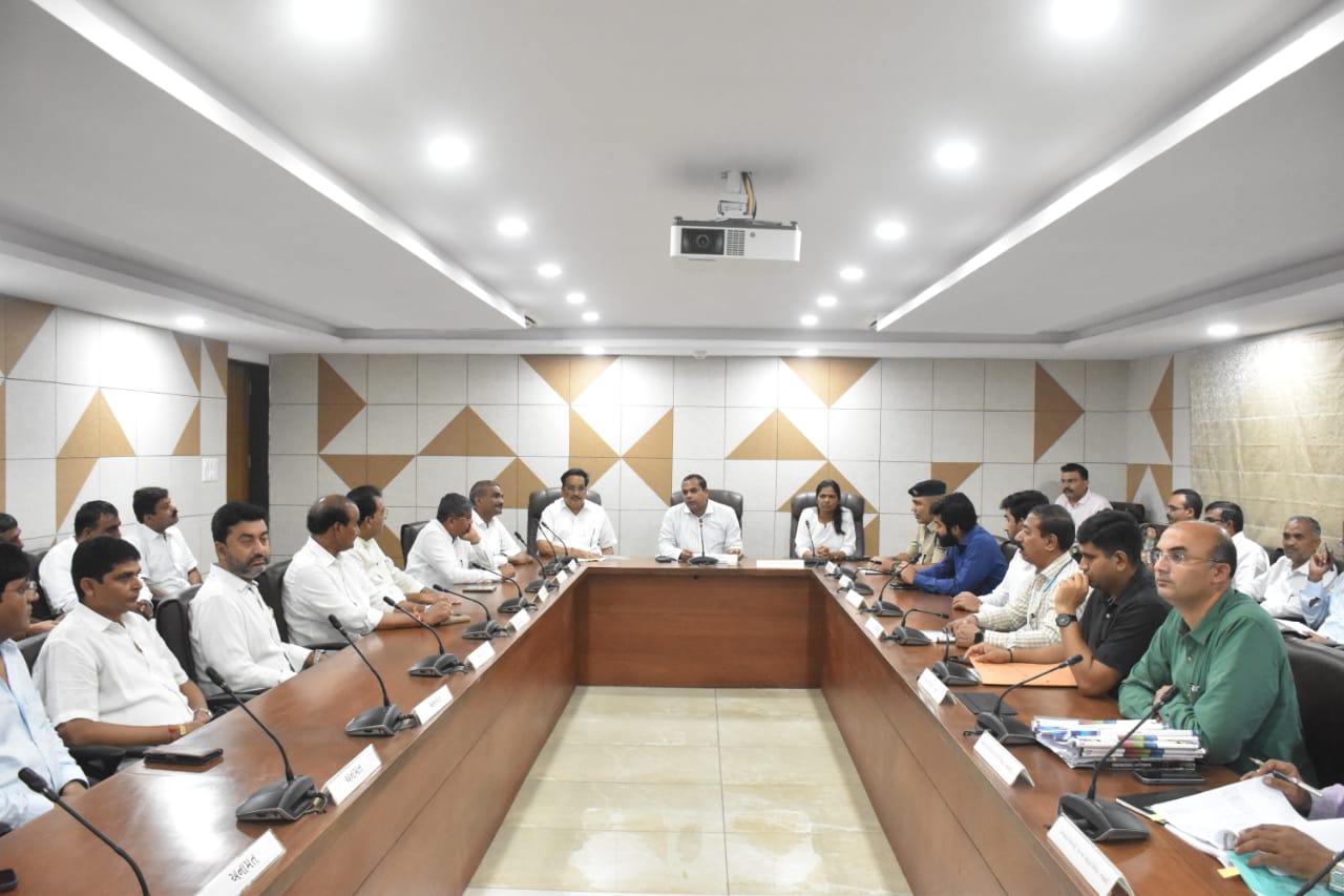 વરસાદને પગલે સંભવિત પરિસ્થિત અંગે સાંસદ સી. આર.પાટીલે  વિચાર વિમર્શ કરી જરૂરી માર્ગદર્શક સૂચનો આપ્યા