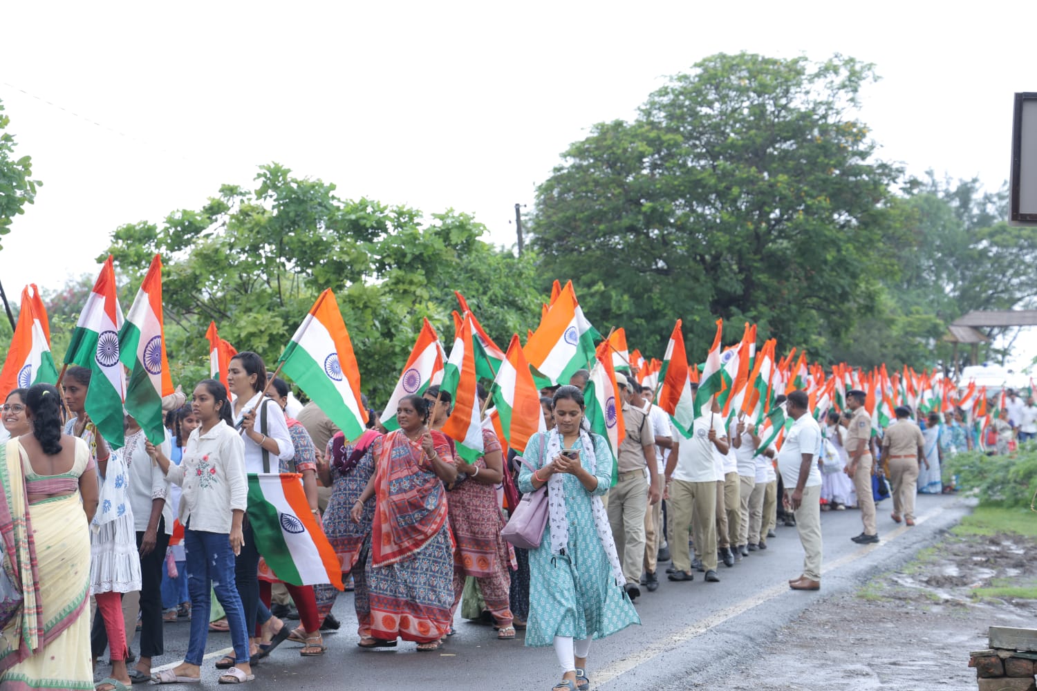 જલાલપોર તાલુકાનું દાંડી ગામ દેશભક્તિના રંગમાં રંગાયુ :‘હર ઘર તિરંગા’ અભિયાન અંતર્ગત જલાલપોર તાલુકાના દાંડી ગામમાં યોજાઈ ભવ્ય તિરંગા યાત્રા 