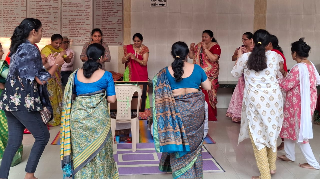 આશાપુરી મંદિર સિનિયર સિટીઝનો દ્વારા ગરબા આયોજન કરાયું