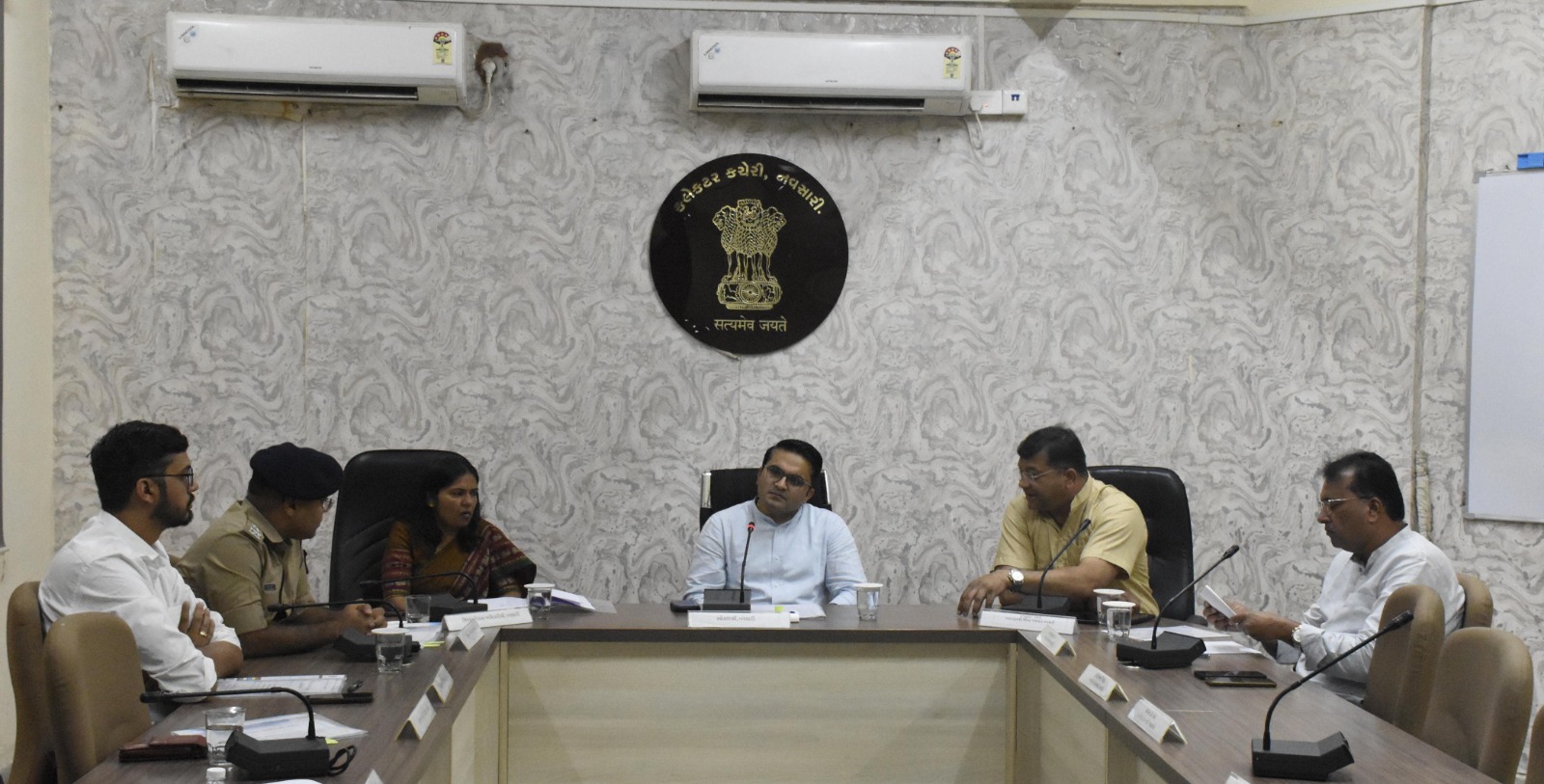 નવસારી જિલ્લા સંકલન સમિતિની બેઠક યોજાઈ:રજુ થયેલા સંબંધિત વિભાગના પ્રશ્નો અંગે ચર્ચા કરવામાં આવી