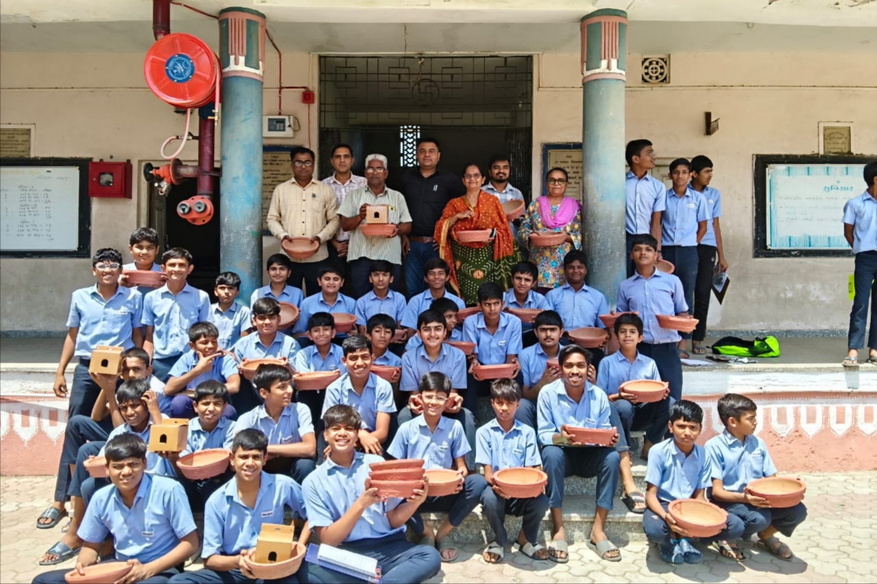 ગુરુકુલ સુપા ઇકો ક્લબ દ્વારા પક્ષીઓ માટે પાણીના કુંડા અને માળાનું વિતરણ