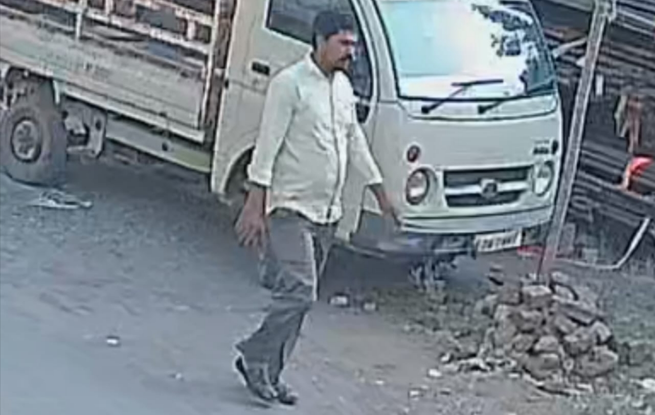 ધોળે દિવસે ચોરી: વાંસદાના દશેરા પાર્ટી વિસ્તારમાં ઘરના જાળિયા તોડી 2 લાખ રૂપિયાના 3 મોબાઈલની ચોરી સીસીટીવી કેમેરા આરોપી કેદ થયો