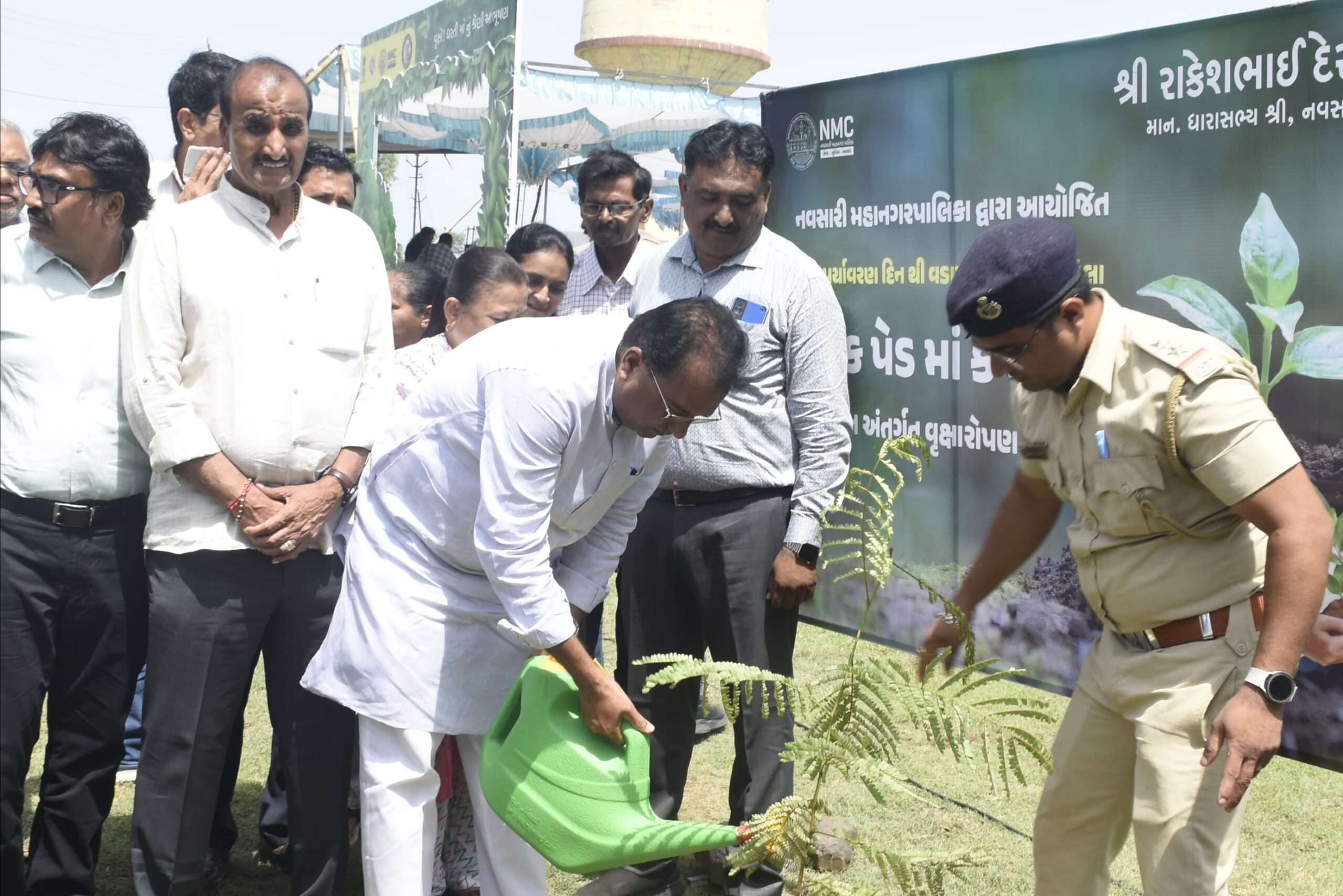 વૃક્ષ વાવો, પર્યાવરણ બચાવો” ના સંદેશ સાથે નવસારી મનપા દ્વારા: પ જૂન વિશ્વ પર્યાવરણ દિવસ નિમિત્તે નવસારીમાં વૃક્ષારોપણ કાર્યક્રમ યોજાયો