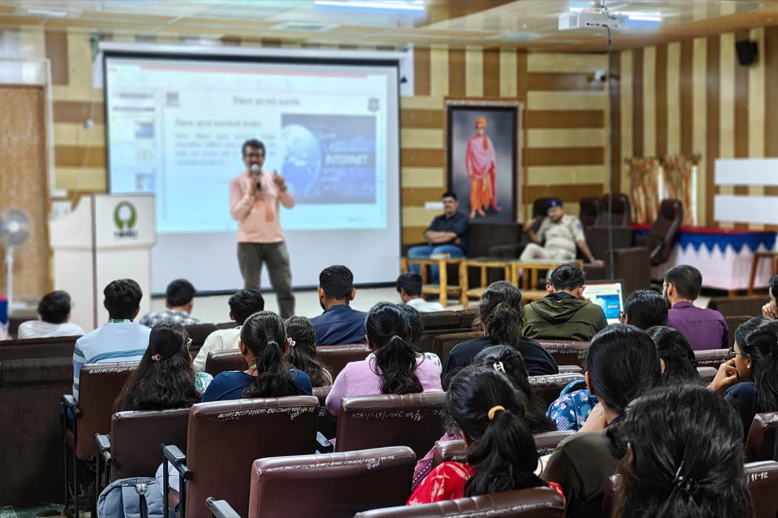 નવસારી એગ્રીકલ્ચર યુનિવર્સિટીમાં સાયબર અવેરનેસ સેમિનાર યોજાયો